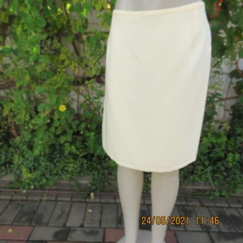 Daffodil yellow knee length fully lined pencil skirt by FOSHINI in size 40/16. Zip at back.As new.