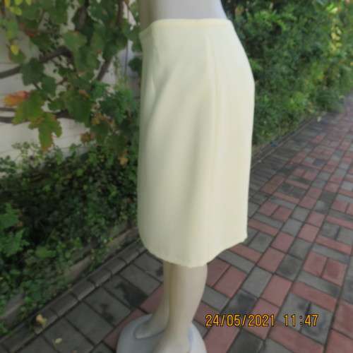 Daffodil yellow knee length fully lined pencil skirt by FOSHINI in size 40/16. Zip at back.As new.