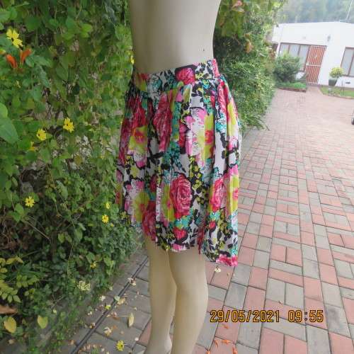 Chic permanent pleated cheerful floral high/low skirt in 100% silky polyester size 30/6 by MISS L.