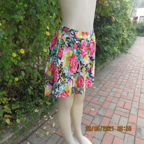 Chic permanent pleated cheerful floral high/low skirt in 100% silky polyester size 30/6 by MISS L.