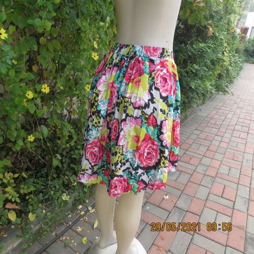 Chic permanent pleated cheerful floral high/low skirt in 100% silky polyester size 30/6 by MISS L.