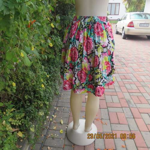 Chic permanent pleated cheerful floral high/low skirt in 100% silky polyester size 30/6 by MISS L.