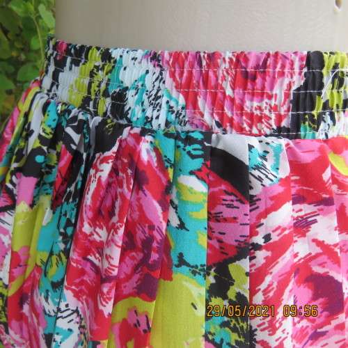 Chic permanent pleated cheerful floral high/low skirt in 100% silky polyester size 30/6 by MISS L.
