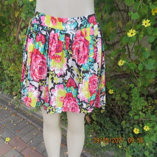 Chic permanent pleated cheerful floral high/low skirt in 100% silky polyester size 30/6 by MISS L.