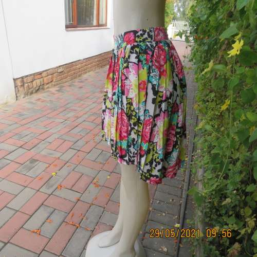 Chic permanent pleated cheerful floral high/low skirt in 100% silky polyester size 30/6 by MISS L.