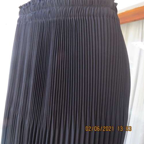 State of the art black permanent pleated skirt in maxi length.Elasticated waist. Size 38/14. As new.