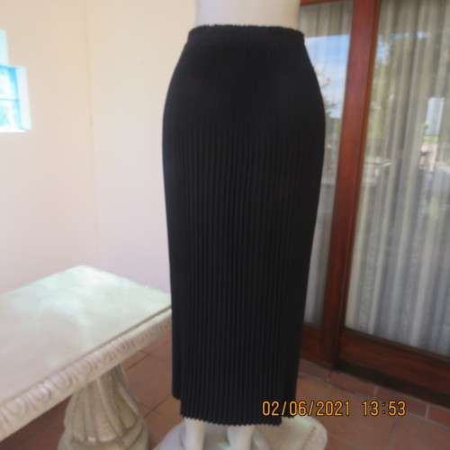State of the art black permanent pleated skirt in maxi length.Elasticated waist. Size 38/14. As new.