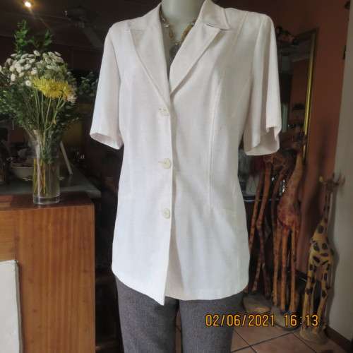 Stunning versatile short sleeve summer jacket/top in mottled beige. Size 40/16 by TOPICS.As new cond
