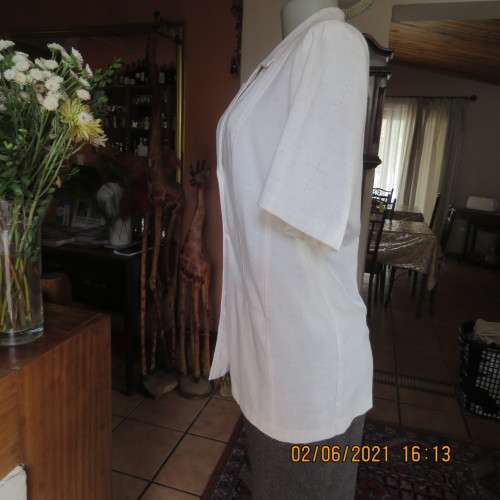 Stunning versatile short sleeve summer jacket/top in mottled beige. Size 40/16 by TOPICS.As new cond