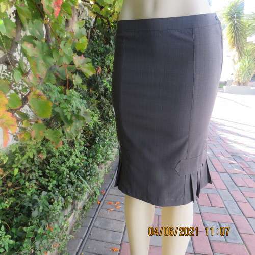 Elegant Stylish pencil skirt in smal grey poly/rayon check.Size 34/10.Note pleats at seam.As new