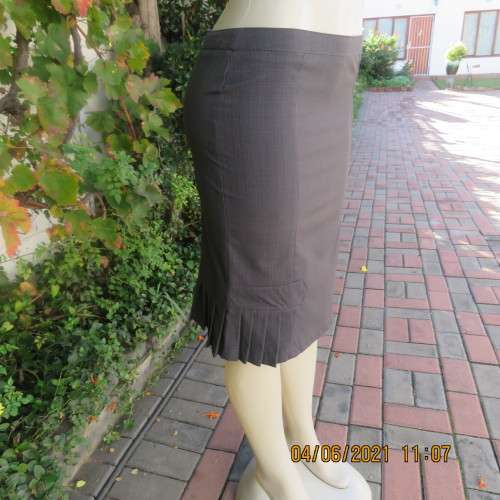 Elegant Stylish pencil skirt in smal grey poly/rayon check.Size 34/10.Note pleats at seam.As new