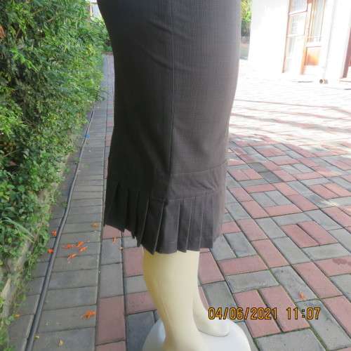 Elegant Stylish pencil skirt in smal grey poly/rayon check.Size 34/10.Note pleats at seam.As new