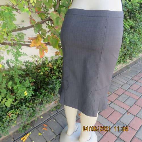 Elegant Stylish pencil skirt in smal grey poly/rayon check.Size 34/10.Note pleats at seam.As new