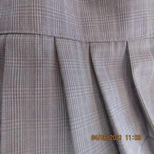 Elegant Stylish pencil skirt in smal grey poly/rayon check.Size 34/10.Note pleats at seam.As new