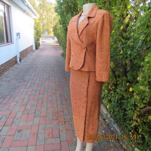 Avant Garde skirt and cropped jacket outfit in embossed golden brick poly/viscose blend.Size 32/34
