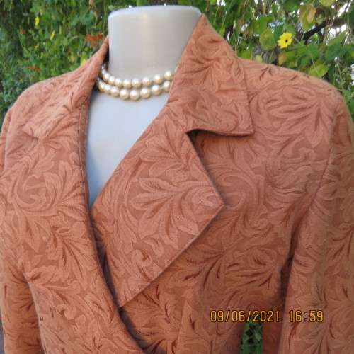 Avant Garde skirt and cropped jacket outfit in embossed golden brick poly/viscose blend.Size 32/34