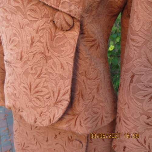 Avant Garde skirt and cropped jacket outfit in embossed golden brick poly/viscose blend.Size 32/34