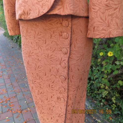 Avant Garde skirt and cropped jacket outfit in embossed golden brick poly/viscose blend.Size 32/34