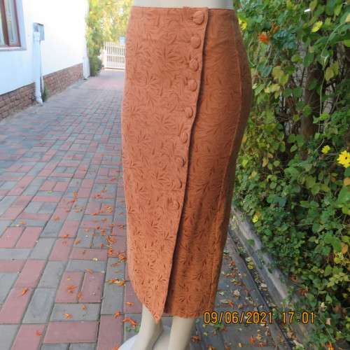 Avant Garde skirt and cropped jacket outfit in embossed golden brick poly/viscose blend.Size 32/34