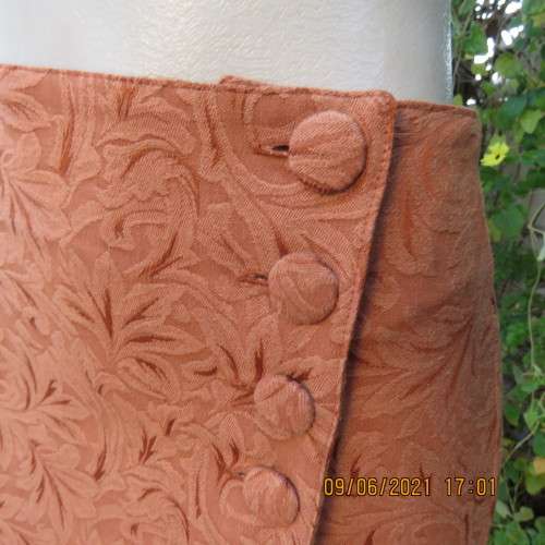 Avant Garde skirt and cropped jacket outfit in embossed golden brick poly/viscose blend.Size 32/34