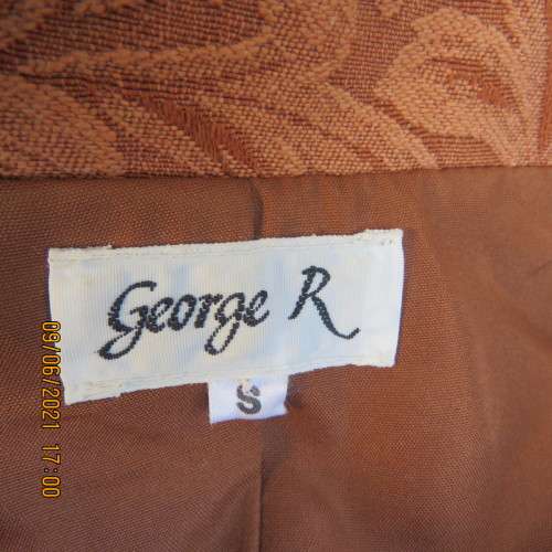 Avant Garde skirt and cropped jacket outfit in embossed golden brick poly/viscose blend.Size 32/34