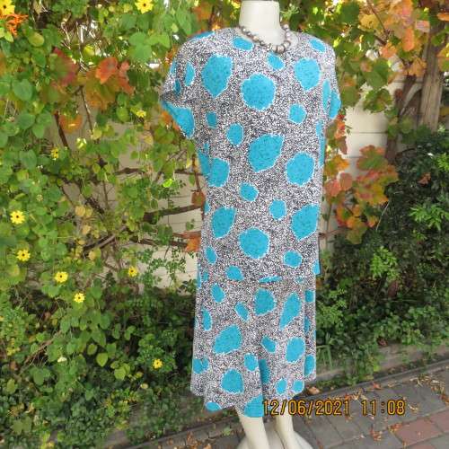 Smart monochrome dress with turquoise flower posies. Size 38/14 by STUDIO 1 N Y.Overlay top.As new.