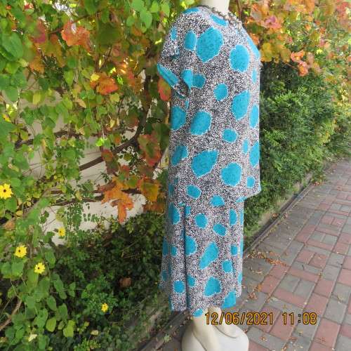 Smart monochrome dress with turquoise flower posies. Size 38/14 by STUDIO 1 N Y.Overlay top.As new.