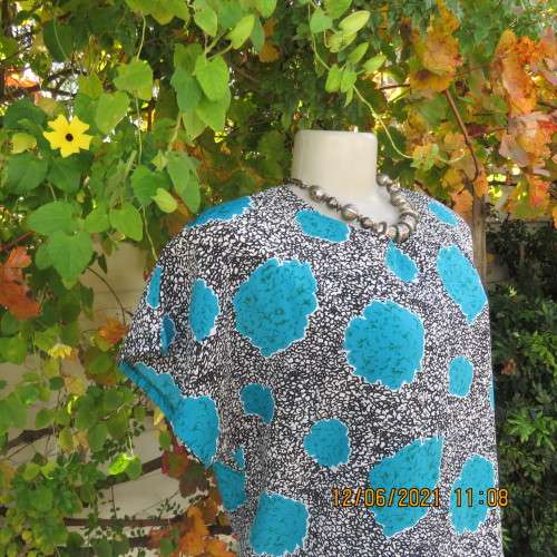 Smart monochrome dress with turquoise flower posies. Size 38/14 by STUDIO 1 N Y.Overlay top.As new.