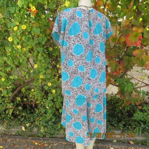 Smart monochrome dress with turquoise flower posies. Size 38/14 by STUDIO 1 N Y.Overlay top.As new.