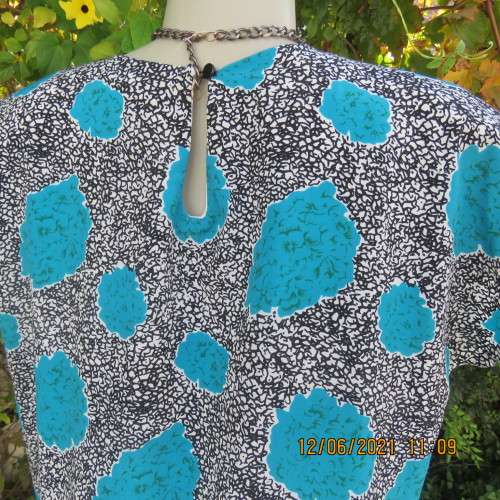 Smart monochrome dress with turquoise flower posies. Size 38/14 by STUDIO 1 N Y.Overlay top.As new.