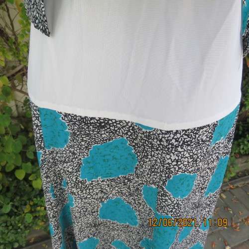Smart monochrome dress with turquoise flower posies. Size 38/14 by STUDIO 1 N Y.Overlay top.As new.