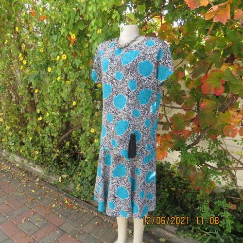 Smart monochrome dress with turquoise flower posies. Size 38/14 by STUDIO 1 N Y.Overlay top.As new.