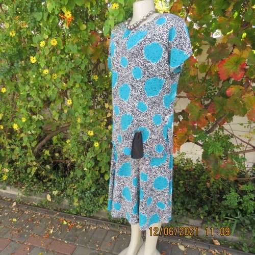Smart monochrome dress with turquoise flower posies. Size 38/14 by STUDIO 1 N Y.Overlay top.As new.