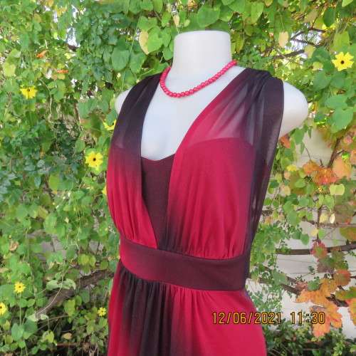 Glamour special occasion dress in red wine shades.Worn once on cruise ship! By DONNA CLAIRE.Size 42