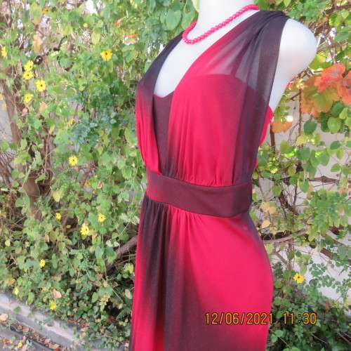 Glamour special occasion dress in red wine shades.Worn once on cruise ship! By DONNA CLAIRE.Size 42