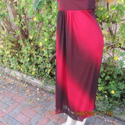 Glamour special occasion dress in red wine shades.Worn once on cruise ship! By DONNA CLAIRE.Size 42