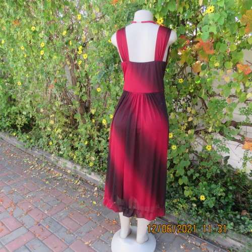 Glamour special occasion dress in red wine shades.Worn once on cruise ship! By DONNA CLAIRE.Size 42