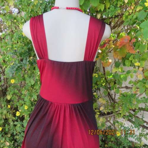 Glamour special occasion dress in red wine shades.Worn once on cruise ship! By DONNA CLAIRE.Size 42