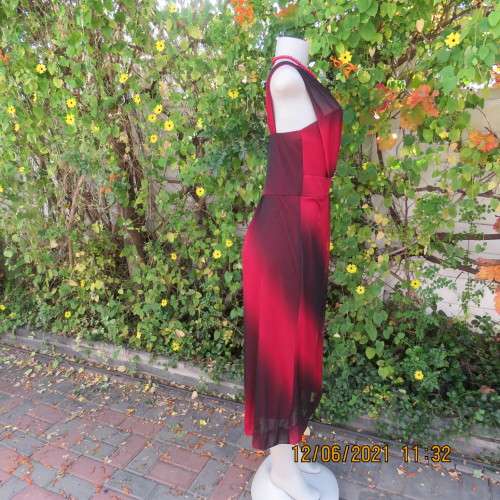 Glamour special occasion dress in red wine shades.Worn once on cruise ship! By DONNA CLAIRE.Size 42
