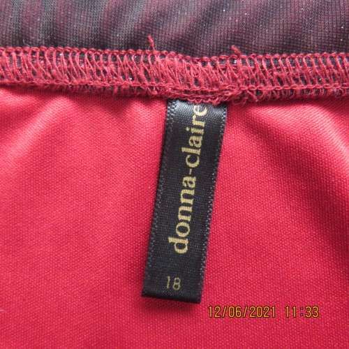 Glamour special occasion dress in red wine shades.Worn once on cruise ship! By DONNA CLAIRE.Size 42