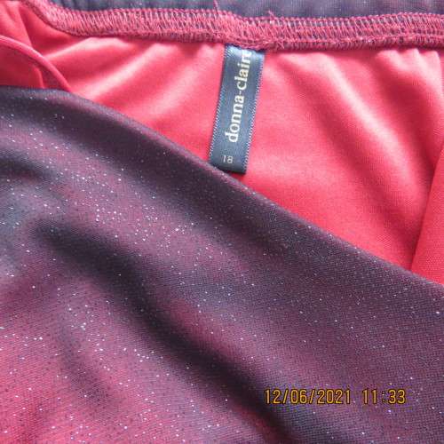 Glamour special occasion dress in red wine shades.Worn once on cruise ship! By DONNA CLAIRE.Size 42