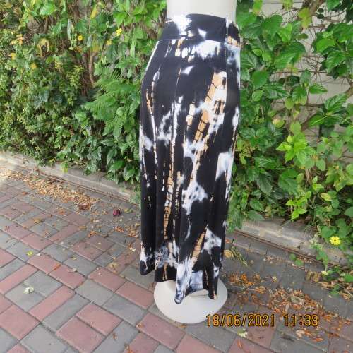 Snappy tie dye pattern black/white/mustard ankle length stretch polycotton skirt,Size 32 to 34.
