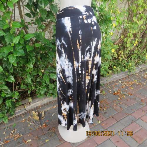 Snappy tie dye pattern black/white/mustard ankle length stretch polycotton skirt,Size 32 to 34.