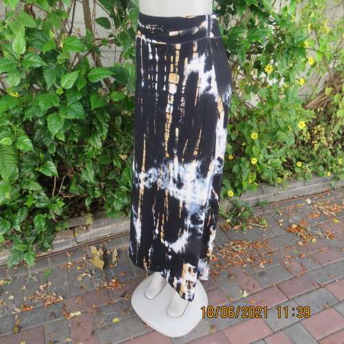 Snappy tie dye pattern black/white/mustard ankle length stretch polycotton skirt,Size 32 to 34.