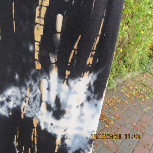 Snappy tie dye pattern black/white/mustard ankle length stretch polycotton skirt,Size 32 to 34.
