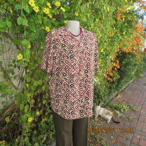 Classic geometric print cream short sleeve top with maroon/black print. Size 36/12.By OXYZONE.