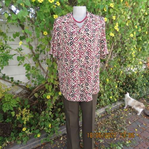 Classic geometric print cream short sleeve top with maroon/black print. Size 36/12.By OXYZONE.