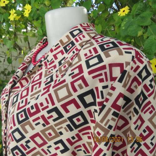 Classic geometric print cream short sleeve top with maroon/black print. Size 36/12.By OXYZONE.