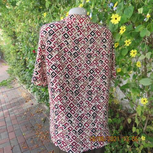 Classic geometric print cream short sleeve top with maroon/black print. Size 36/12.By OXYZONE.