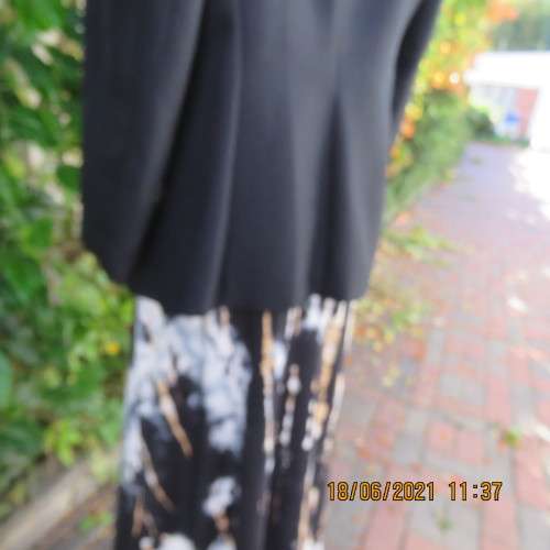 Blazer style black fully lined long sleeve jacket.With 3 front pockets. Size 36 to 38. Heavy poly.